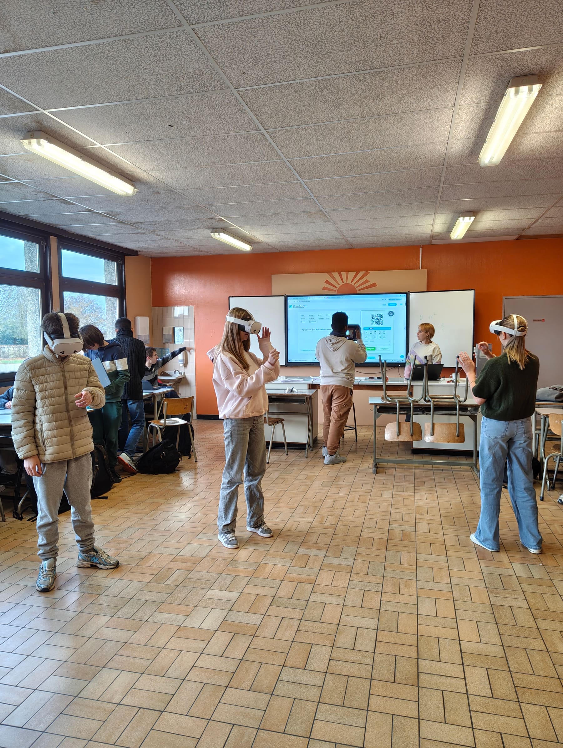 Élèves équipés de casques VR pendant un atelier XR en classe